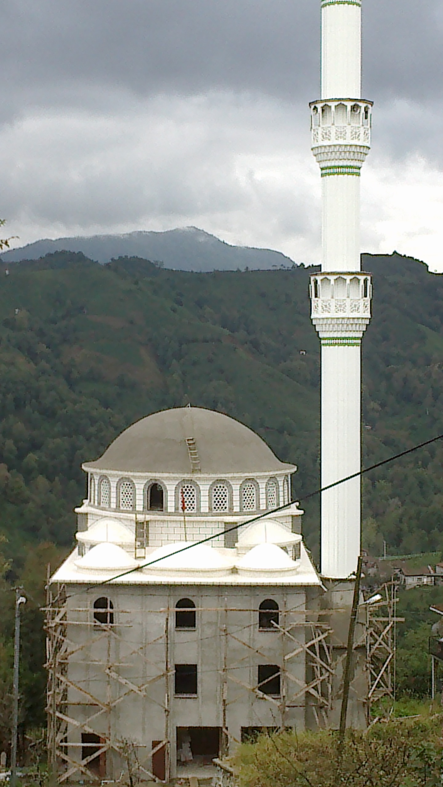 Gneli Camii yaplyor.